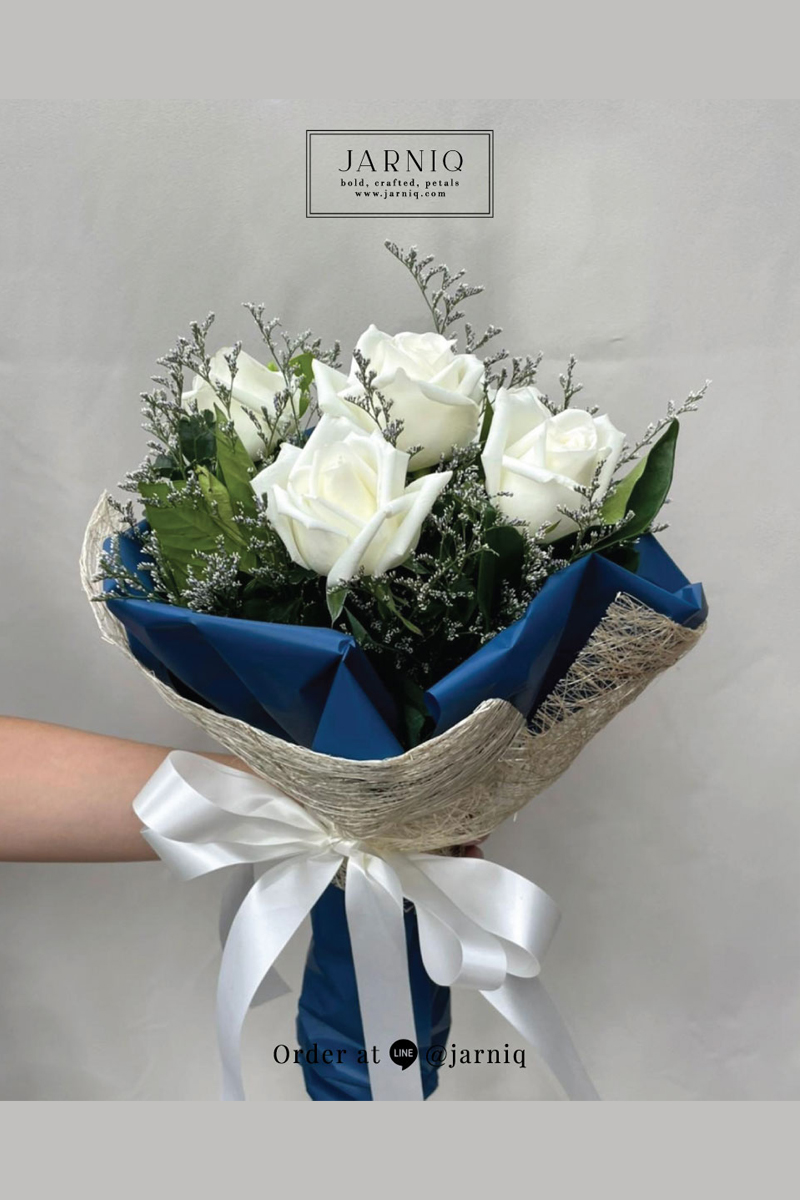 FF18 ช่อกลมน้ำเงิน กุหลาบขาว 5 ดอก โบว์ขาว ช่อดอกไม้สด ส่งฟรีทั่วกรุงเทพ